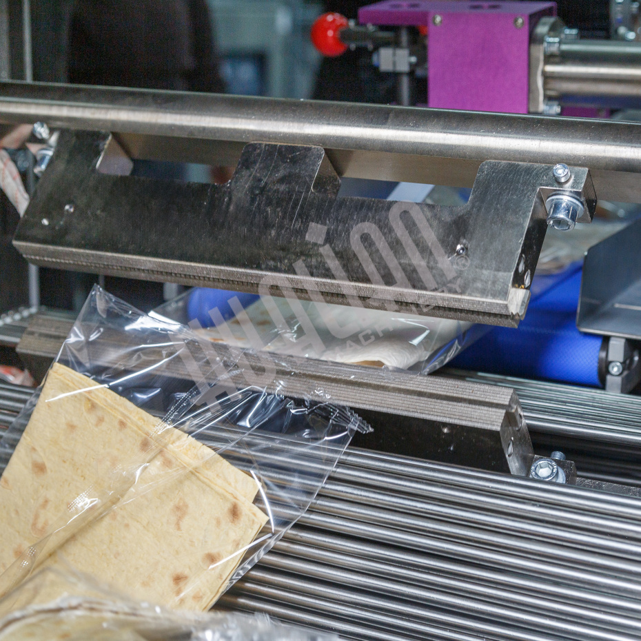 Горизонтальная упаковочная машина DXDZ-600XD (3 серв., H-110 мм, L не огр., W 145-285 мм, HL-1108, круг. отв., подбой, прок. пакета) Hualian - Купить с доставкой по всему Казахстану