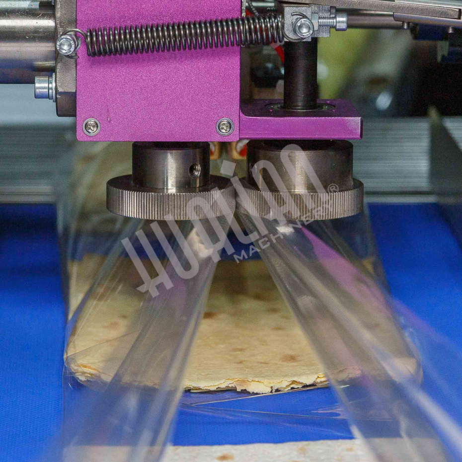 Горизонтальная упаковочная машина DXDZ-600XD (лент. 250 мм, рег.форм., S 400, L 180-500, H-120, трансп.попереч.запайки) Hualian - Купить с доставкой по всему Казахстану