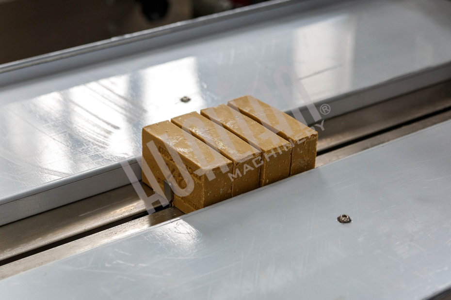 Горизонтальная упаковочная машина DXDZ-450B NEW (H-70 mm, bag L 130-450mm, S 400mm, регулируемый формирователь 180 мм) Hualian - Купить с доставкой по всему Казахстану