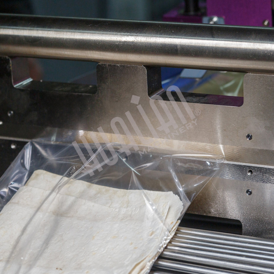 Горизонтальная упаковочная машина DXDZ-600XD (3 серв., H-110 мм, L не огр., W 145-285 мм, HL-1108, круг. отв., подбой, прок. пакета) Hualian - Купить с доставкой по всему Казахстану