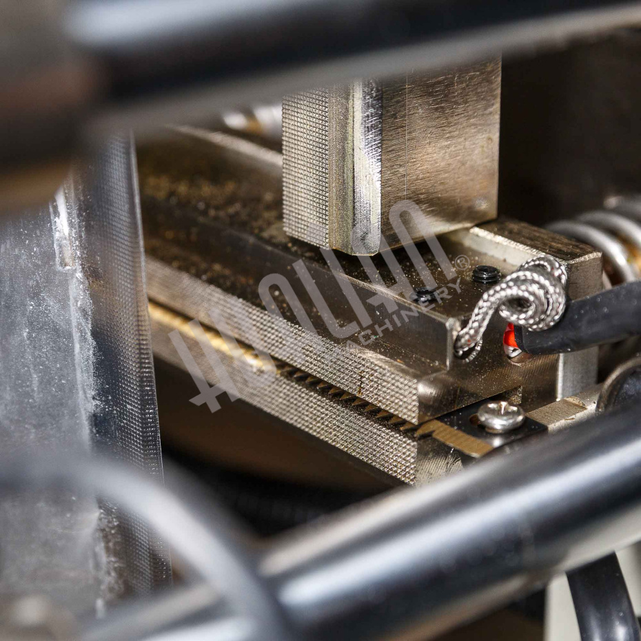 Машина для упаковки трудно-сыпучих продуктов и порошков DXDF-100AX (15-100 мл,4-х шовн., шир.пленки 240 мм, насечка, датер HP-241G, зубчатый нож, шов  Hualian - Купить с доставкой по всему Казахстану