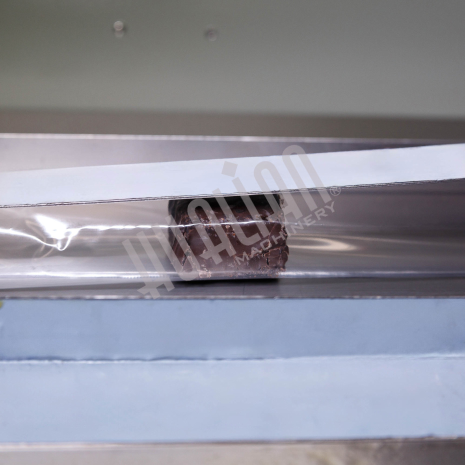 Автоматическая горизонтальная упаковочная машина DXDZ-250B (3 servo, рег. форм., min bag L 65, S 200, H 40, 2-х позиц. нож) Hualian - Купить с доставкой по всему Казахстану