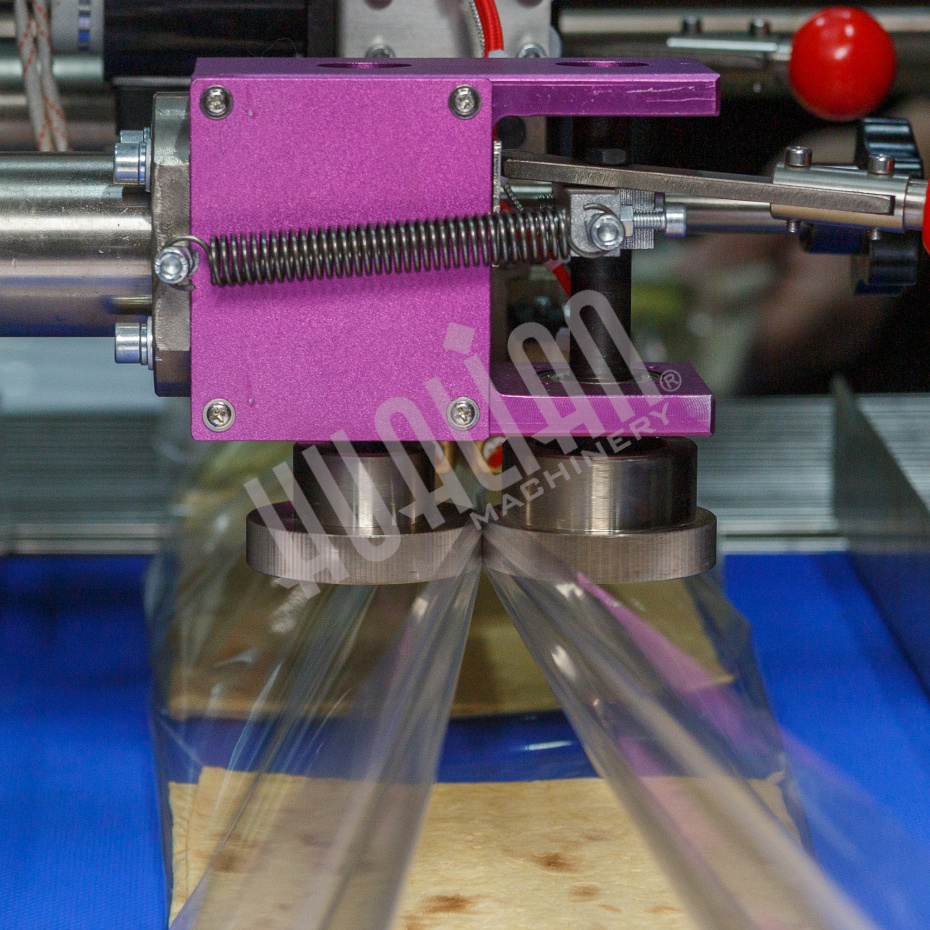 Горизонтальная упаковочная машина DXDZ-600XD (3 серв., H-110 мм, L не огр., W 145-285 мм, HL-1108, круг. отв., подбой, прок. пакета) Hualian - Купить с доставкой по всему Казахстану