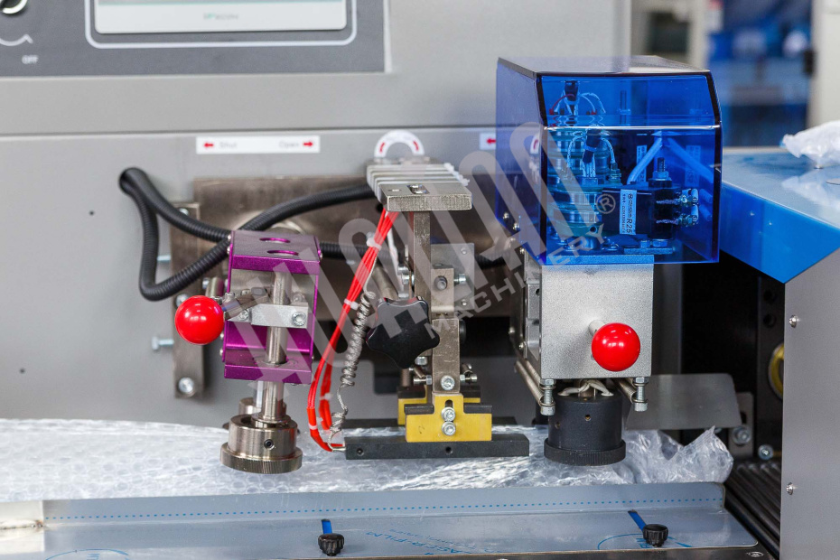 Автоматическая горизонтальная упаковочная машина DXDZ-350XD под ВПП (3 servo, лент.150 мм, рег.форм., min bag L 120, H 50, трансп.попереч.запайки) Hualian - Купить с доставкой по всему Казахстану