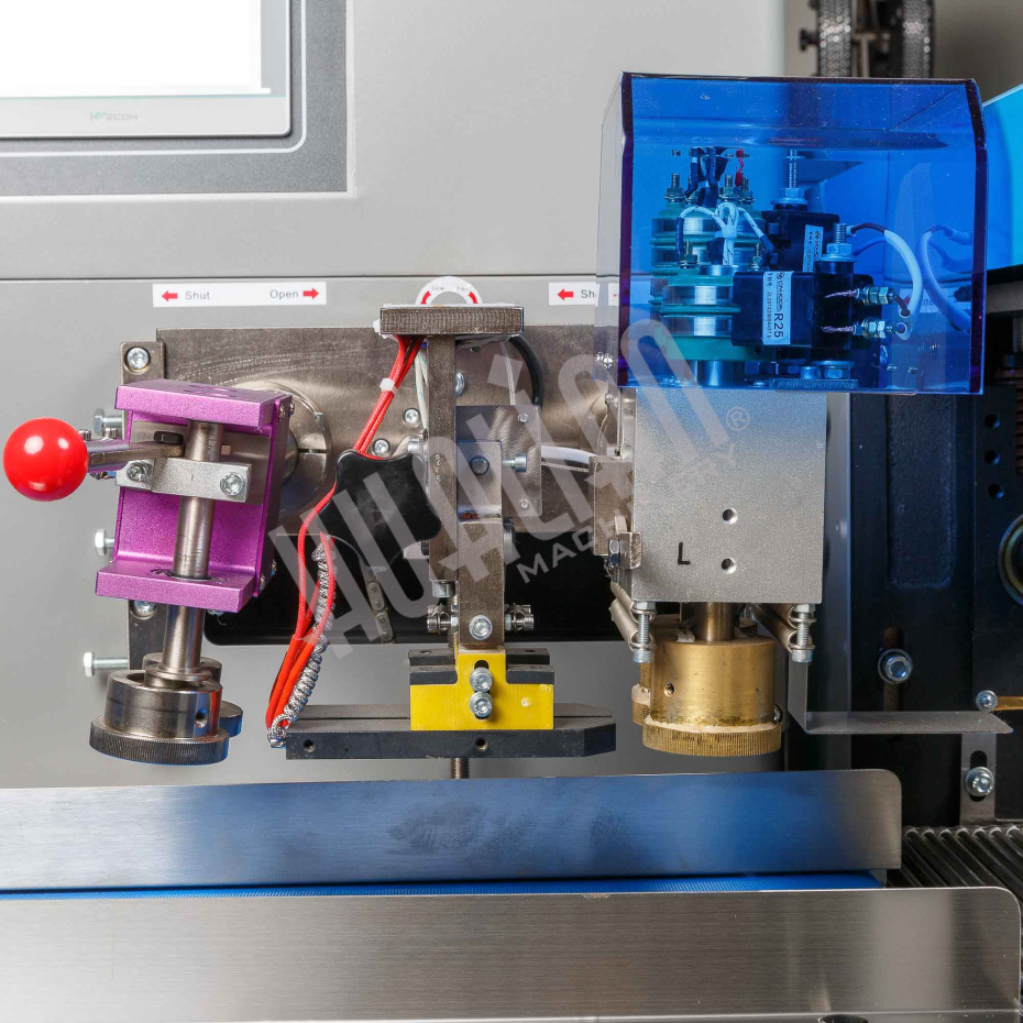 Автоматическая горизонтальная упаковочная машина DXDZ-600XD под ВПП (3 servo, лент. 250 мм, рег. форм., min bag L 130, H 120, трансп.попереч.запайки) Hualian - Купить с доставкой по всему Казахстану