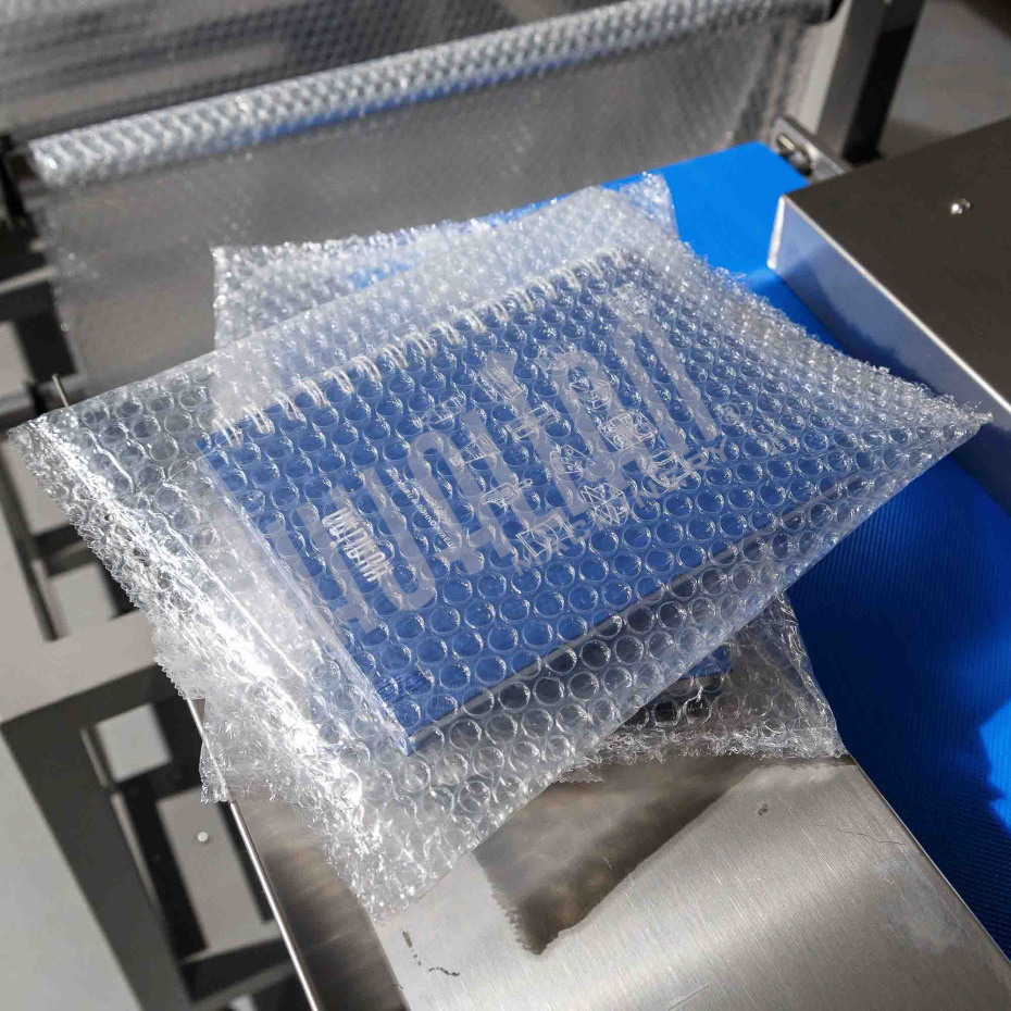 Автоматическая горизонтальная упаковочная машина DXDZ-600XD под ВПП (3 servo, лент. 250 мм, рег. форм., min bag L 130, H 120, трансп.попереч.запайки) Hualian - Купить с доставкой по всему Казахстану