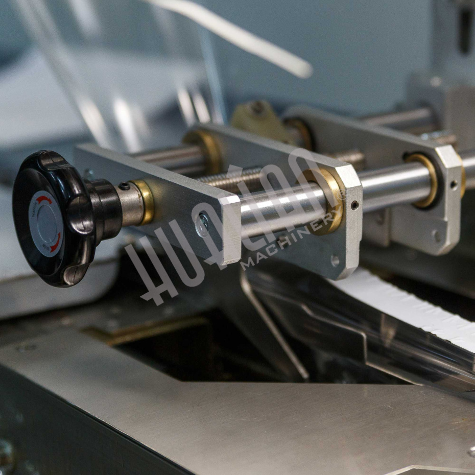 Автоматическая горизонтальная упаковочная машина DXDZ-250B (3 servo, рег. форм., min bag L 65, S 200, H 40, 2-х позиц. нож) Hualian - Купить с доставкой по всему Казахстану