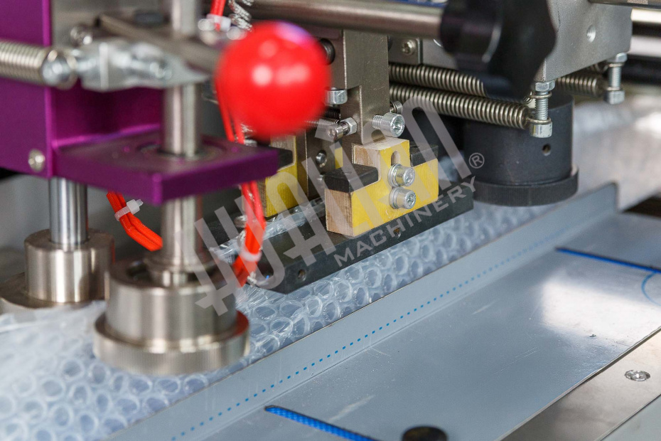 Автоматическая горизонтальная упаковочная машина DXDZ-350XD под ВПП (3 servo, лент.150 мм, рег.форм., min bag L 120, H 50, трансп.попереч.запайки) Hualian - Купить с доставкой по всему Казахстану