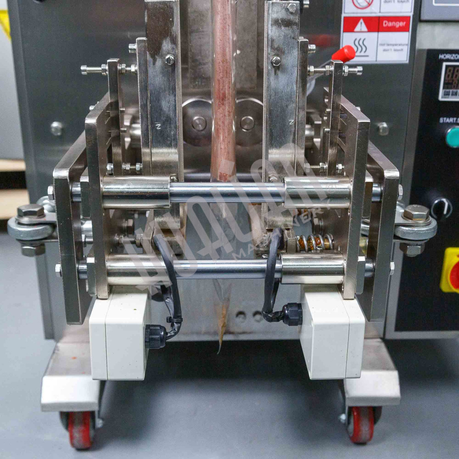 Машина для упаковки трудно-сыпучих продуктов и порошков DXDF-100AX (15-100 мл,4-х шовн., шир.пленки 240 мм, насечка, датер HP-241G, зубчатый нож, шов  Hualian - Купить с доставкой по всему Казахстану