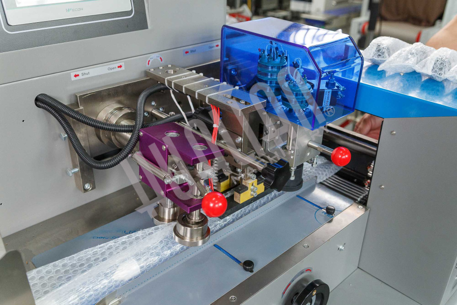 Автоматическая горизонтальная упаковочная машина DXDZ-350XD под ВПП (3 servo, лент.150 мм, рег.форм., min bag L 120, H 50, трансп.попереч.запайки) Hualian - Купить с доставкой по всему Казахстану