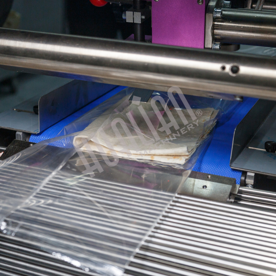 Горизонтальная упаковочная машина DXDZ-600XD (3 серв., H-110 мм, L не огр., W 145-285 мм, HL-1108, круг. отв., подбой, прок. пакета) Hualian - Купить с доставкой по всему Казахстану