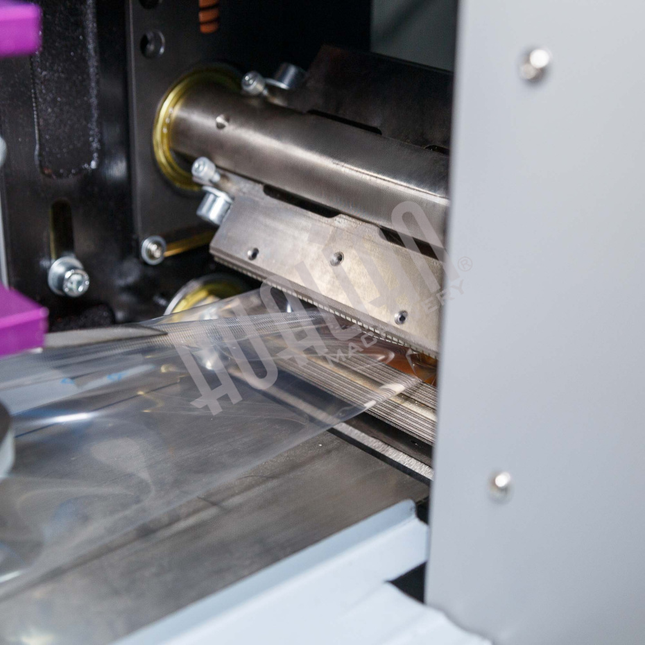 Горизонтальная упаковочная машина DXDZ-250XD (лент. 60 мм, рег. форм., S 250, L 120-280, H 60) Hualian - Купить с доставкой по всему Казахстану