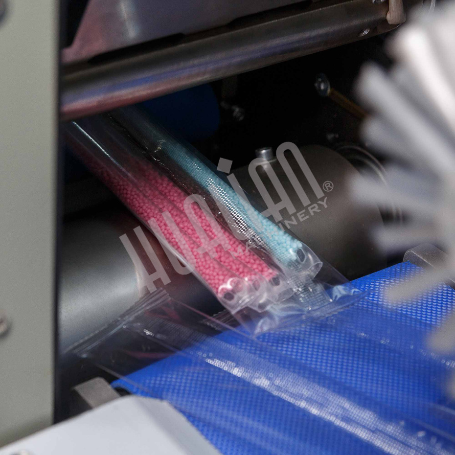 Горизонтальная упаковочная машина DXDZ-250XD  (H-40мм, bag L 65-190mm, S 200mm, регулируемый формирователь, вставки в транспортере) Hualian - Купить с доставкой по всему Казахстану