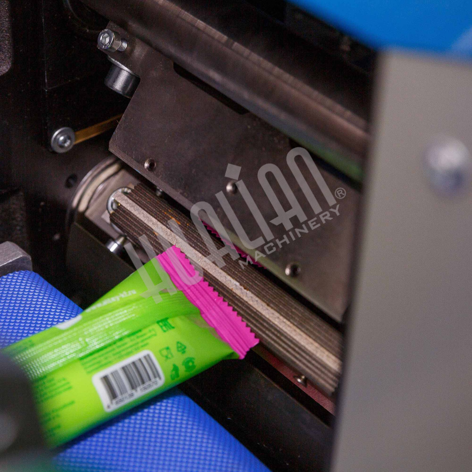 Автоматическая горизонтальная упаковочная машина DXDZ-250D (3 servo, рег. форм., min bag L 150, S 250, H 60, 1 позиц. нож) Hualian - Купить с доставкой по всему Казахстану