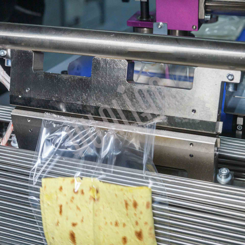 Горизонтальная упаковочная машина DXDZ-600XD (лент. 250 мм, рег.форм., S 400, L 180-500, H-120, трансп.попереч.запайки) Hualian - Купить с доставкой по всему Казахстану