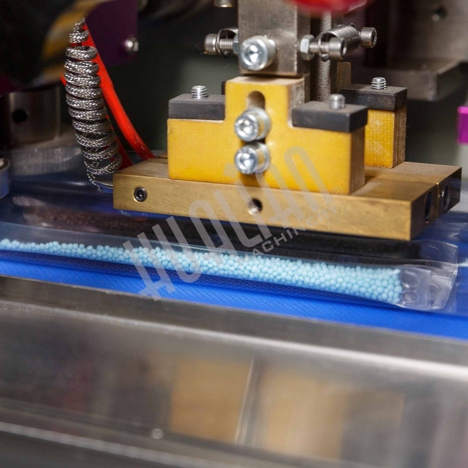 Горизонтальная упаковочная машина DXDZ-250XD  (H-40мм, bag L 65-190mm, S 200mm, регулируемый формирователь, вставки в транспортере) Hualian - Купить с доставкой по всему Казахстану