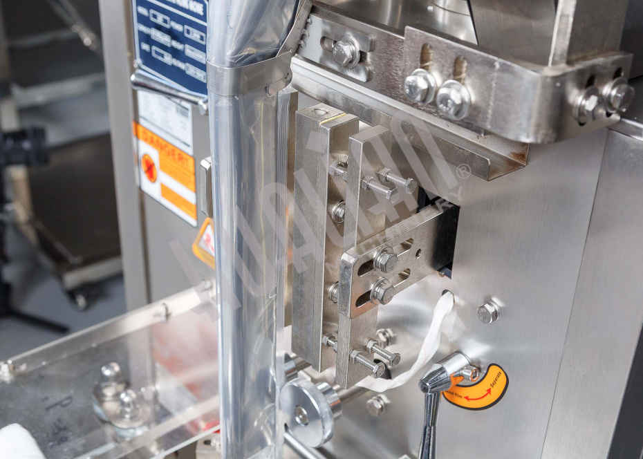 Автоматическая фасовочно-упаковочная машина DXDK-320RH-E (нерж., стик 17*110 мм, 4.6-8 мл, W пленки 42 мм, зубч. нож.) Hualian - Купить с доставкой по всему Казахстану