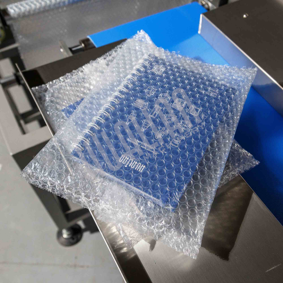 Автоматическая горизонтальная упаковочная машина DXDZ-600XD под ВПП (3 servo, лент. 250 мм, рег. форм., min bag L 130, H 120, трансп.попереч.запайки) Hualian - Купить с доставкой по всему Казахстану