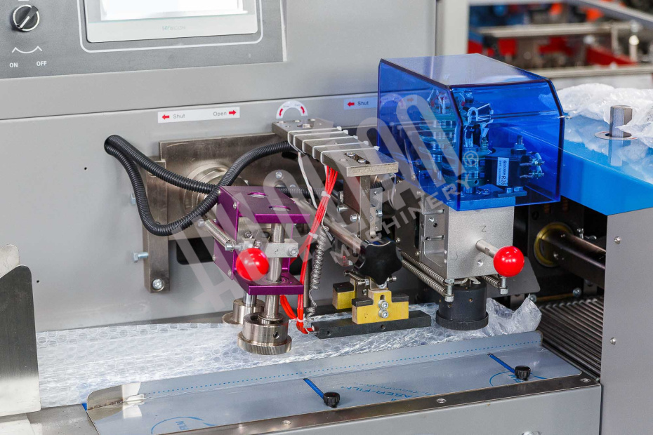 Автоматическая горизонтальная упаковочная машина DXDZ-350XD под ВПП (3 servo, лент.150 мм, рег.форм., min bag L 120, H 50, трансп.попереч.запайки) Hualian - Купить с доставкой по всему Казахстану