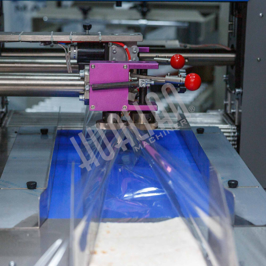 Горизонтальная упаковочная машина DXDZ-600XD (лент. 250 мм, рег.форм., S 400, L 180-500, H-120, трансп.попереч.запайки) Hualian - Купить с доставкой по всему Казахстану