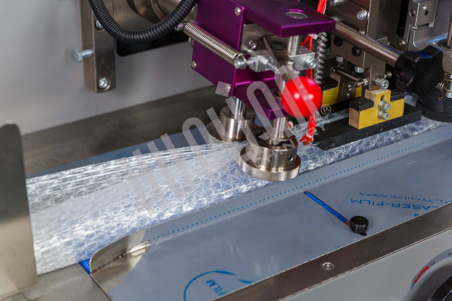 Автоматическая горизонтальная упаковочная машина DXDZ-350XD под ВПП (3 servo, лент.150 мм, рег.форм., min bag L 120, H 50, трансп.попереч.запайки) Hualian - Купить с доставкой по всему Казахстану