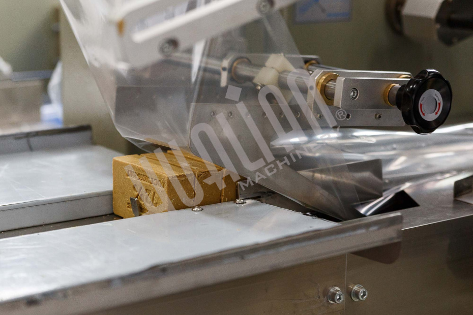 Горизонтальная упаковочная машина DXDZ-450B NEW (H-70 mm, bag L 130-450mm, S 400mm, регулируемый формирователь 180 мм) Hualian - Купить с доставкой по всему Казахстану