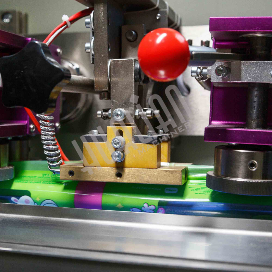 Автоматическая горизонтальная упаковочная машина DXDZ-250D (3 servo, рег. форм., min bag L 150, S 250, H 60, 1 позиц. нож) Hualian - Купить с доставкой по всему Казахстану